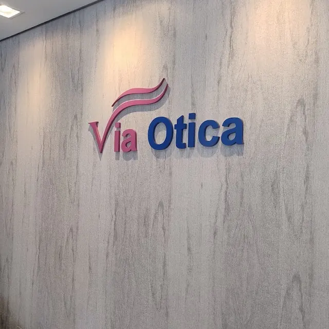 Logotipo da Via Ótica na parede interna da loja.