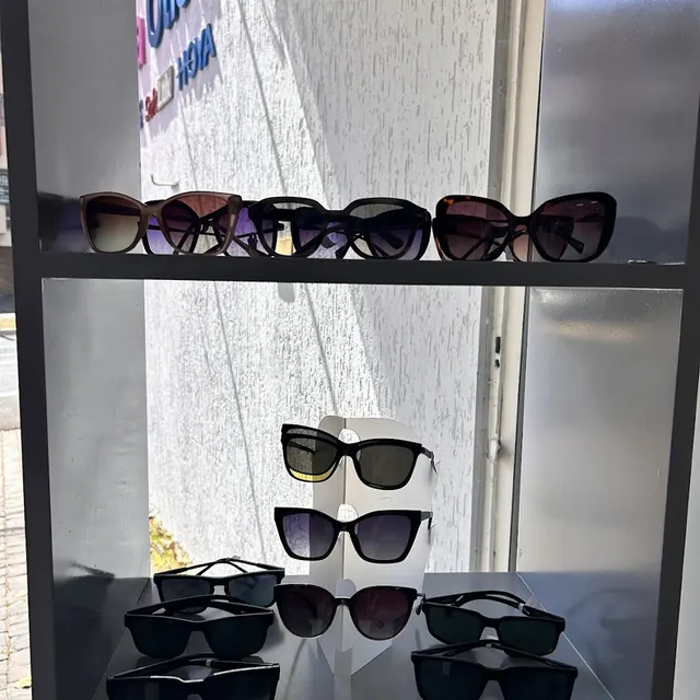 Vitrine com óculos de sol expostos.