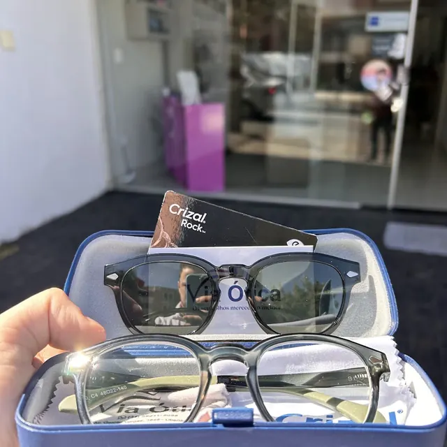 Estojo da Via Ótica com lentes Crizal Rock.