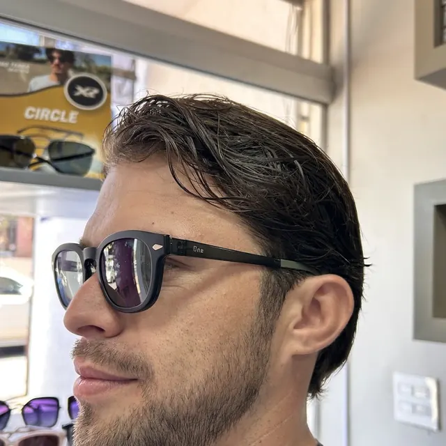 Cliente usando óculos de sol na loja.