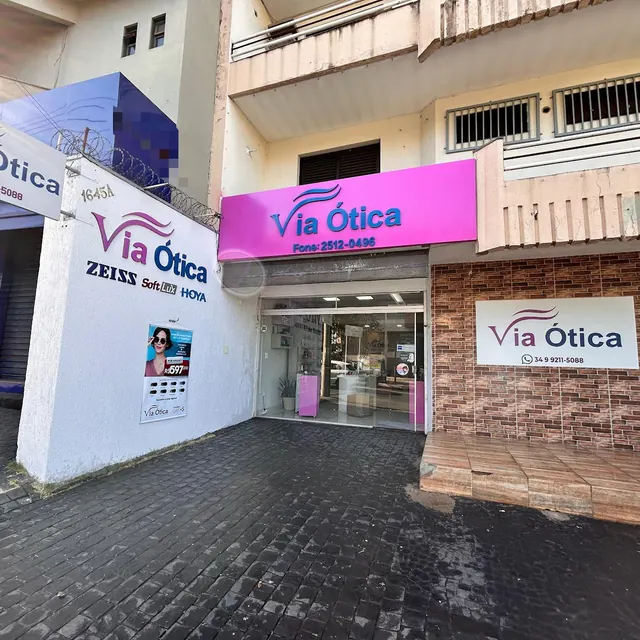 Entrada da Via Ótica vista da calçada.