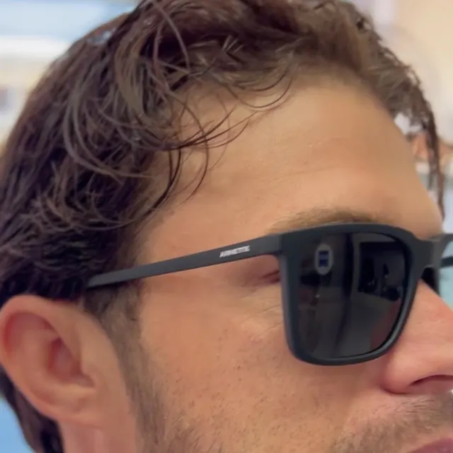 Cliente usando óculos de sol Arnette.